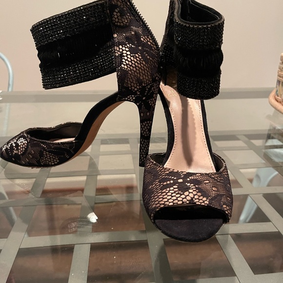 Vince Camuto Heels with Crystal and Lace Ankle Strap- Peep Toe Women’s size 7.5 - Picture 7 of 10
